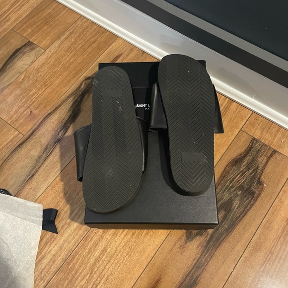 YSL slides… Beautiful YSL slides w/Large Emblem - Picture 3 of 3